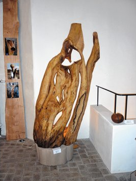 Eine Skulptur aus Apfelholz von Leonhard Krebs